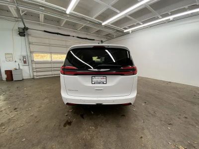 2023 Chrysler Pacifica — detail view