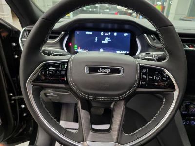 2025 Jeep Grand Cherokee — photo 18 view