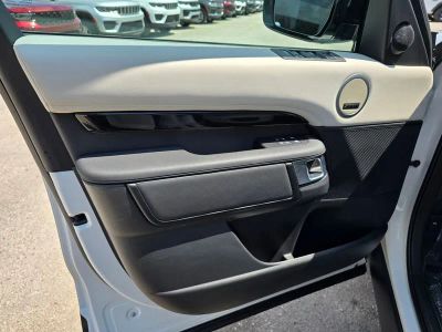 2025 Land Rover Discovery — photo 14 view