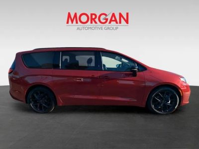 2025 Chrysler Pacifica — side profile view