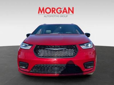 2025 Chrysler Pacifica — photo 8 view