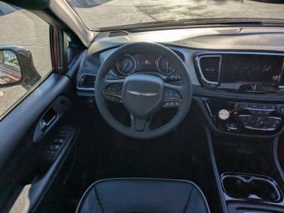 2025 Chrysler Pacifica — photo 14 view