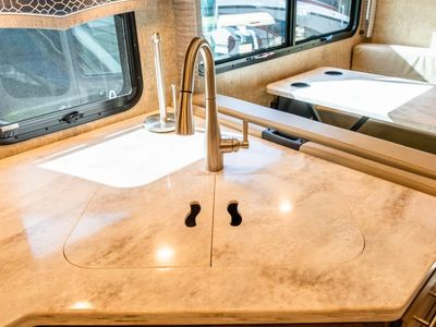 2022 Thor Motor Coach MAGNITUDE - Photo 10