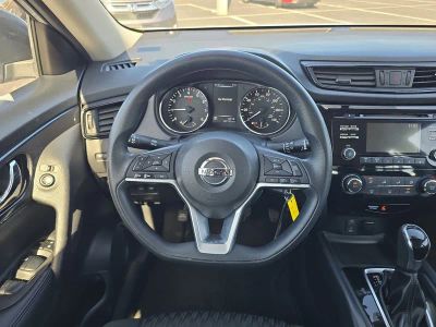 2017 Nissan Rogue — photo 10 view