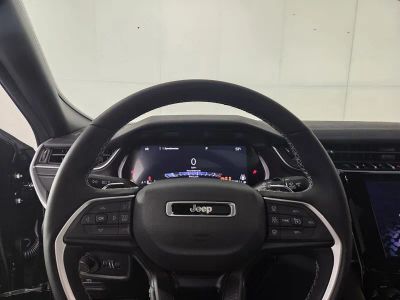 2025 Jeep Grand Cherokee — photo 13 view