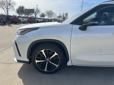 2021 Toyota Highlander - Photo 2