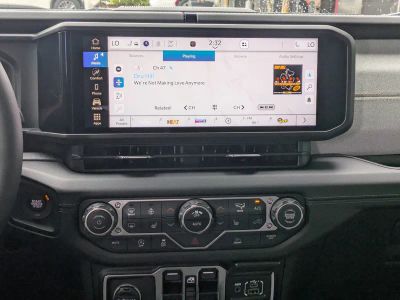 2025 Jeep Wrangler — photo 15 view