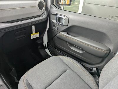2025 Jeep Wrangler — photo 14 view