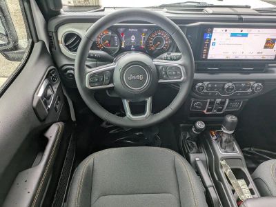 2025 Jeep Wrangler — photo 13 view
