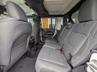 2025 Jeep Wrangler — photo 11 view