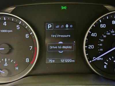 2018 Hyundai Elantra — photo 11 view