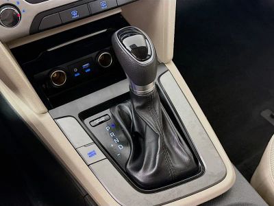 2018 Hyundai Elantra — photo 16 view