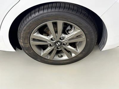 2018 Hyundai Elantra — photo 32 view