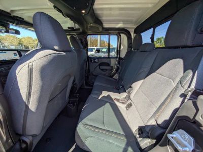 2026 Jeep Gladiator — photo 12 view