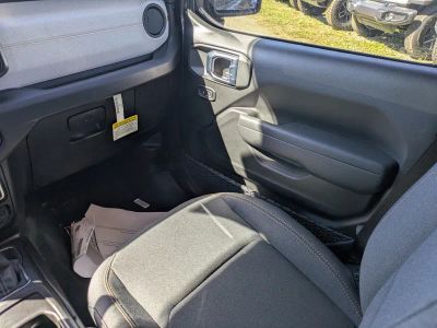 2026 Jeep Gladiator — photo 15 view