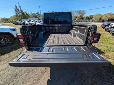 2026 Jeep Gladiator — photo 11 view