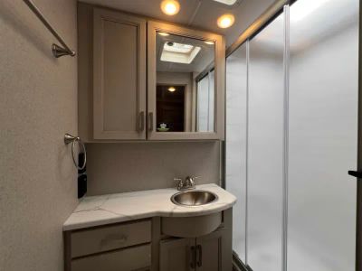 2027 Thor Motor Coach MAGNITUDE GRAND — photo 19 view