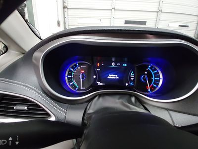 2023 Chrysler Pacifica — photo 14 view