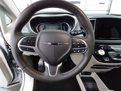 2023 Chrysler Pacifica — photo 12 view