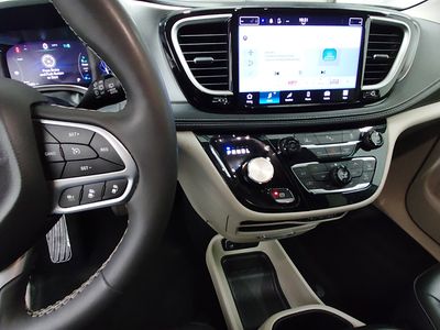 2023 Chrysler Pacifica — photo 13 view