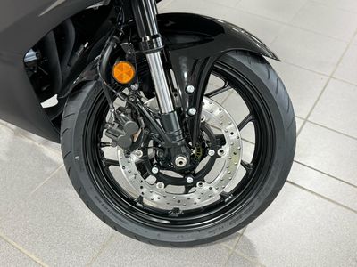 2025 Yamaha YZF-R3 - Photo 4