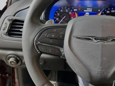 2015 Chrysler 200 — photo 16 view