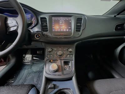 2015 Chrysler 200 — photo 22 view