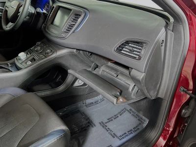 2015 Chrysler 200 — photo 32 view
