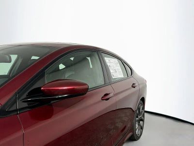 2015 Chrysler 200 — photo 10 view
