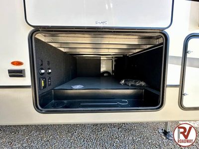 2025 Cougar Half-Ton 29RLI - Photo 9