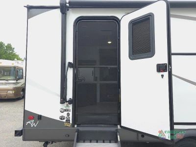 2025 Forest River RV Rockwood Ultra Lite — photo 18 view