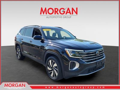 2026 Volkswagen Atlas 2.0T SE w/Technology in Deep Black Pearl — front three-quarter view