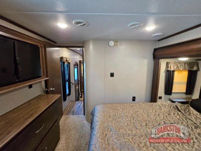 2017 Montana High Country 310RE — photo 34 view