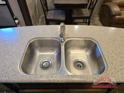 2017 Montana High Country 310RE — photo 8 view