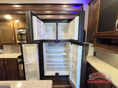 2017 Montana High Country 310RE — photo 12 view