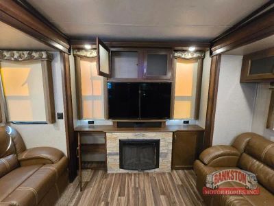 2017 Montana High Country 310RE — photo 18 view