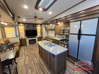 2017 Montana High Country 310RE — photo 35 view