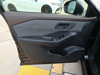 2023 Nissan Rogue — photo 11 view
