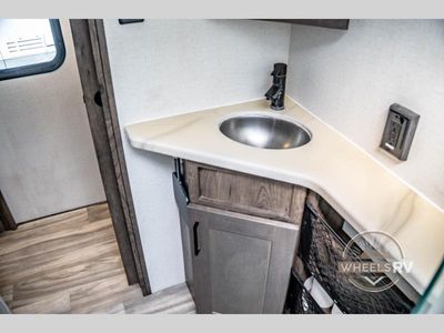2021 Alliance RV Valor - Photo 35
