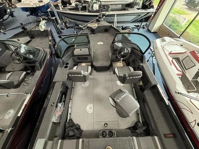 2026 Lund 1875 Impact XS SS — engine compartment view