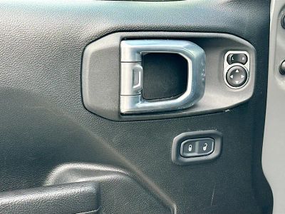 2022 Jeep Wrangler — photo 16 view