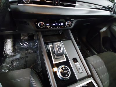 2024 Mitsubishi Outlander — photo 13 view
