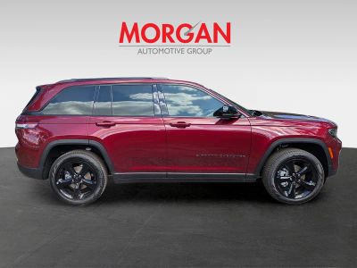 2025 Jeep Grand Cherokee — side profile view