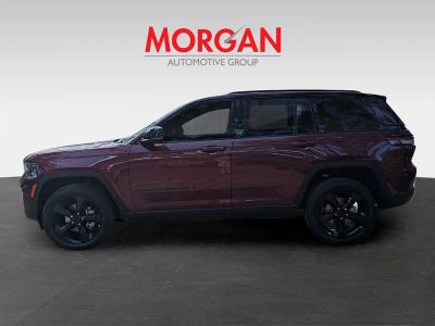 2025 Jeep Grand Cherokee — engine compartment view