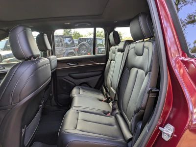 2025 Jeep Grand Cherokee — photo 14 view