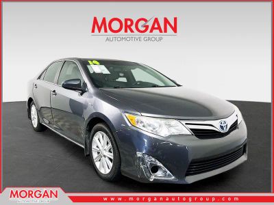 2014 Toyota Camry Hybrid XLE in Gray — front three-quarter view