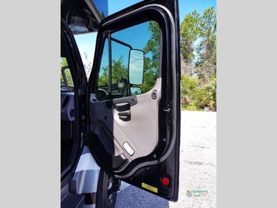 2024 Thor Motor Coach Pasadena — photo 31 view