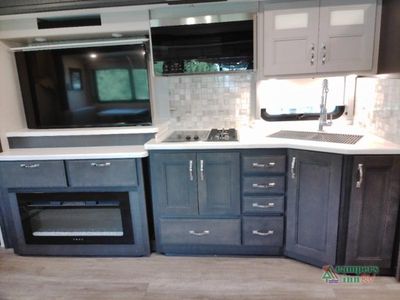 2024 Thor Motor Coach Pasadena — photo 49 view