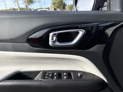 2026 Jeep Compass — photo 12 view