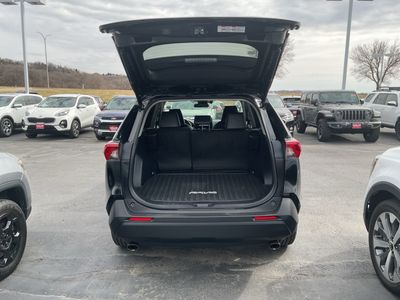 2019 Toyota RAV4 — photo 19 view